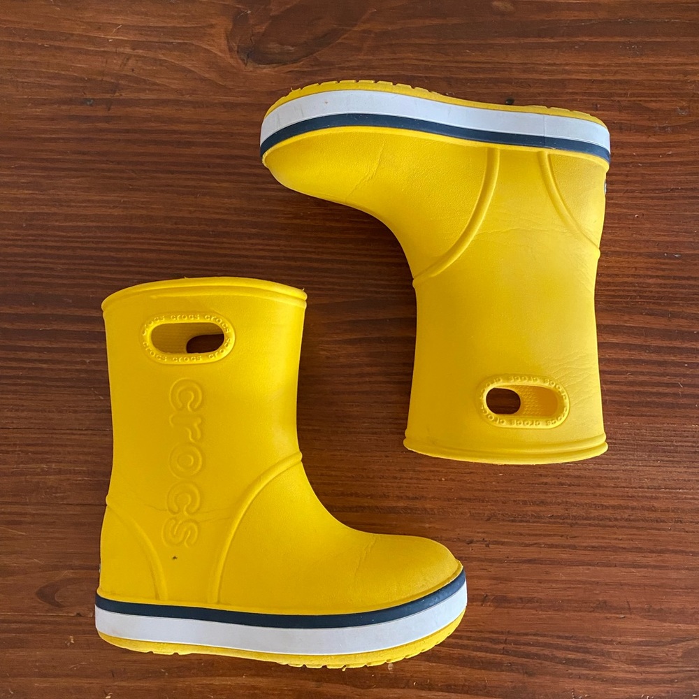 Crocs kids rain boots. Barely used. Size kids 11. Yellow.
